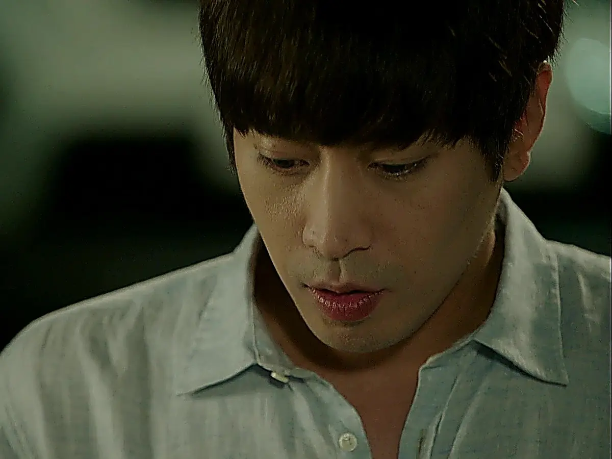 Do-kyung kneeling earnestly on the street asking Hae-young's parents for permission to marry