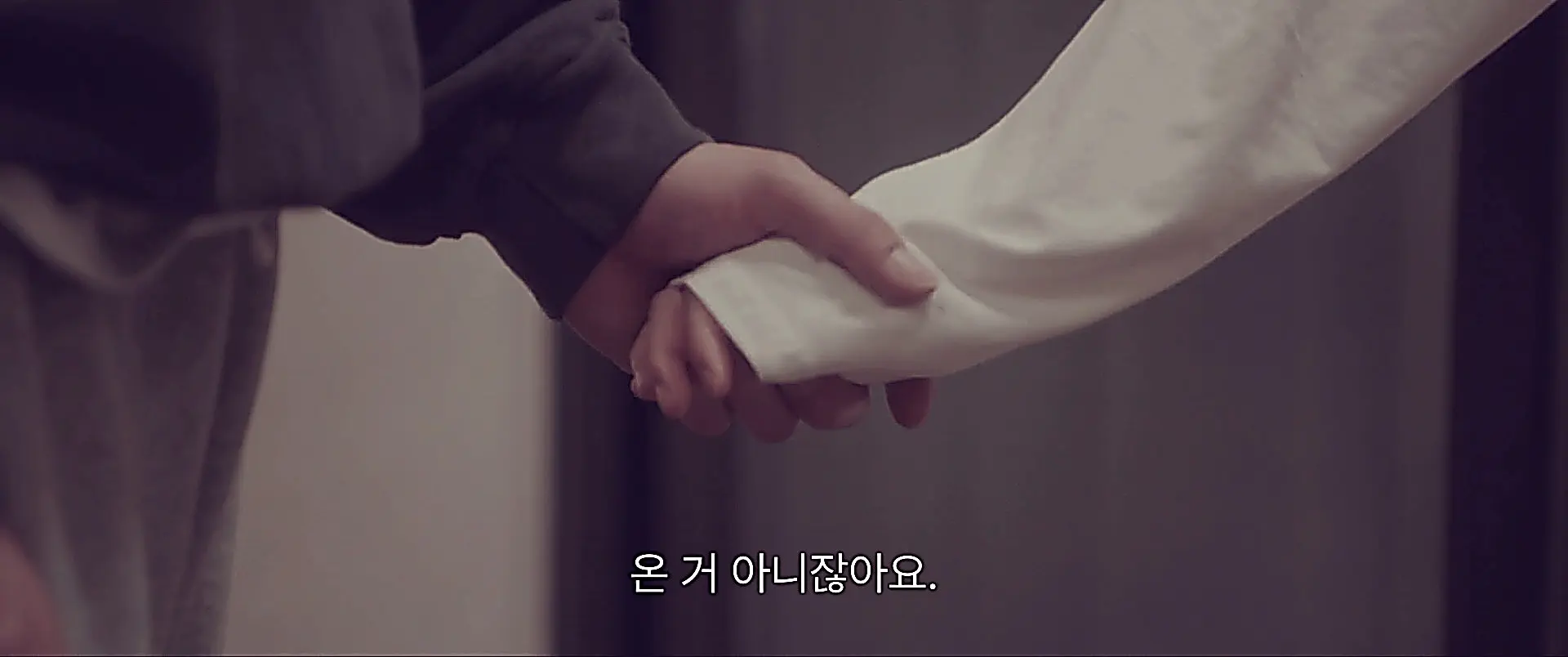Gi-ppeum and Mu-yeol having an honest talk at their weekend stay