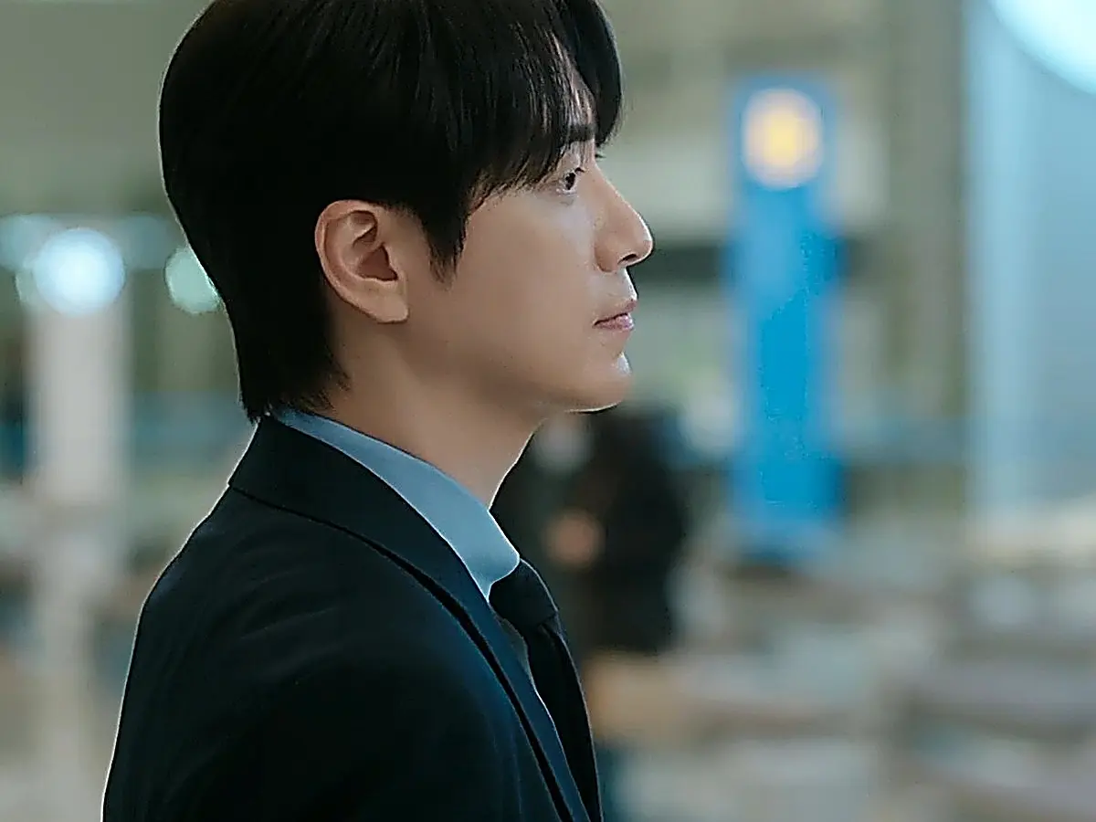 Gong Eun-tae arriving at the Italian airport to meet contact Martina