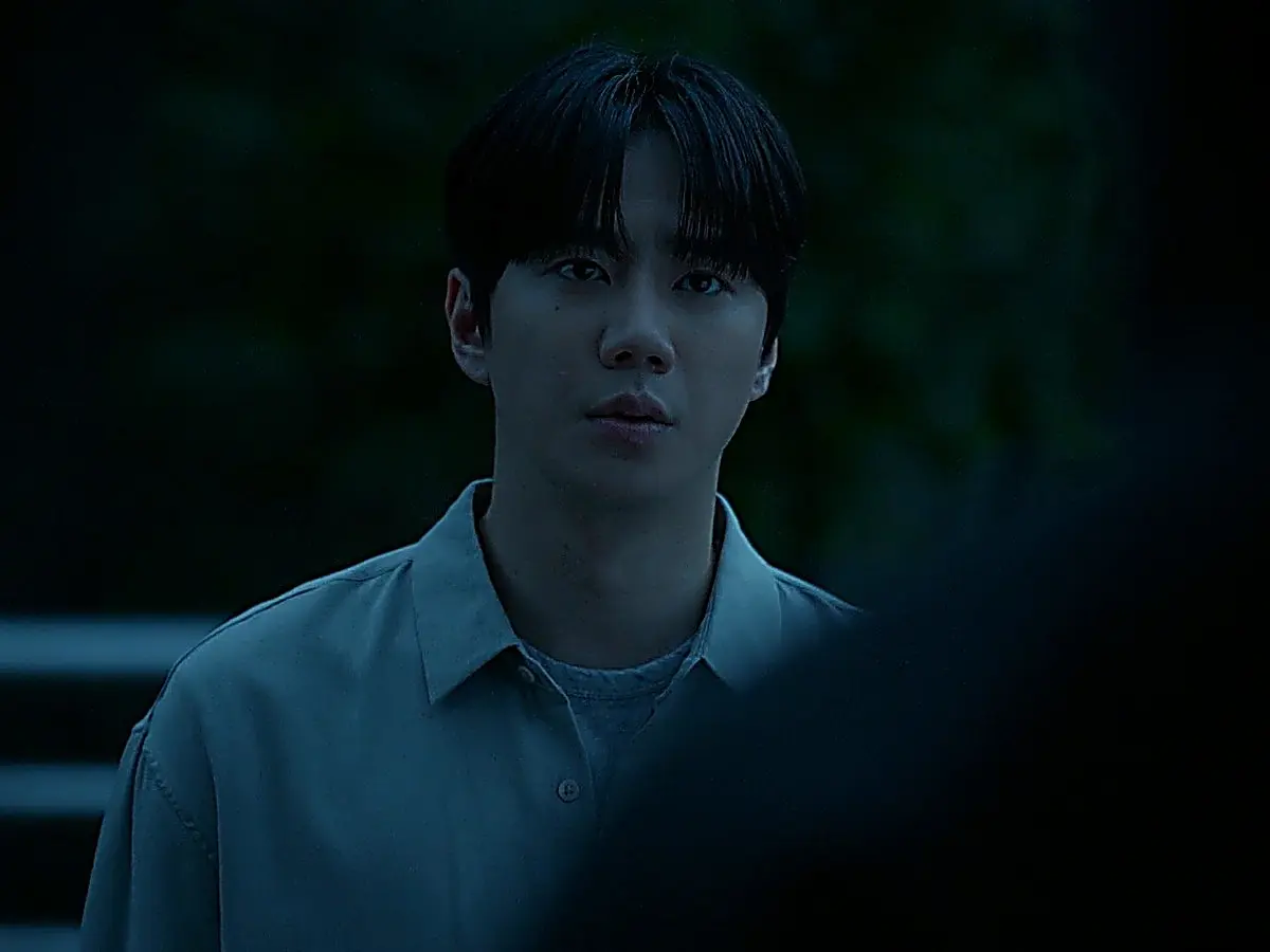 Choi Jeong-yo in a relaxed grey collared button-down shirt in Four Hands episode 11