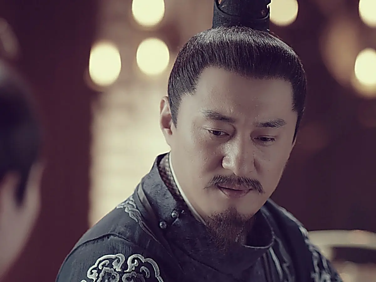 Prince Lu feeds fish by the pond during a debate with Grand Tutor Shangguan in And the Winner Is Love Episode 29