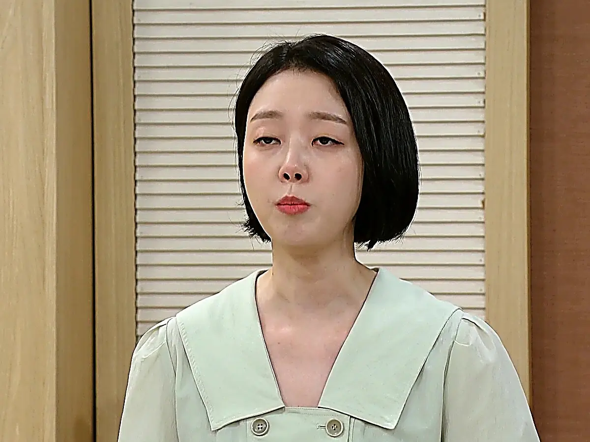 Seo Seung-ri wearing a pale mint-green short-sleeved blouse with a wide collar