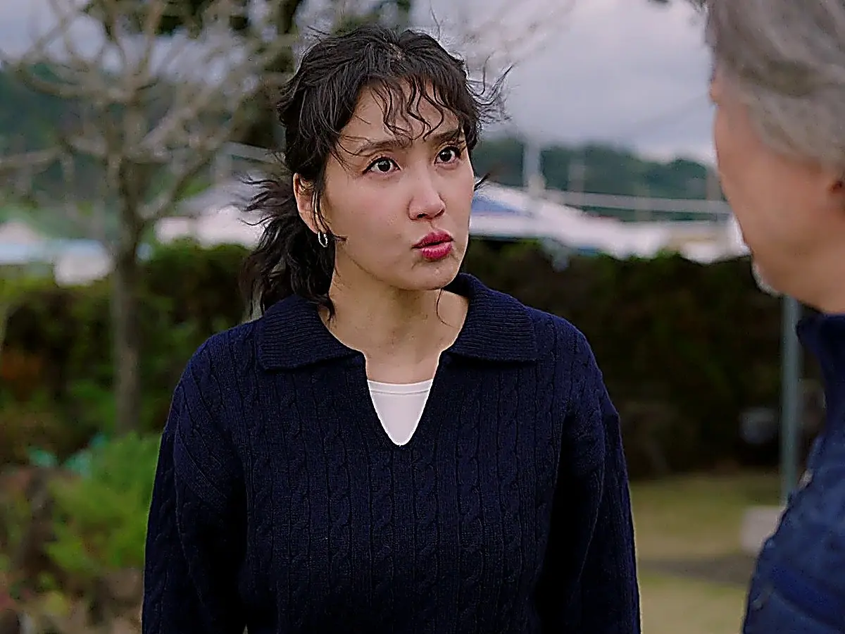 Cho Jin-dal wearing a navy cable-knit polo collar top in the front yard