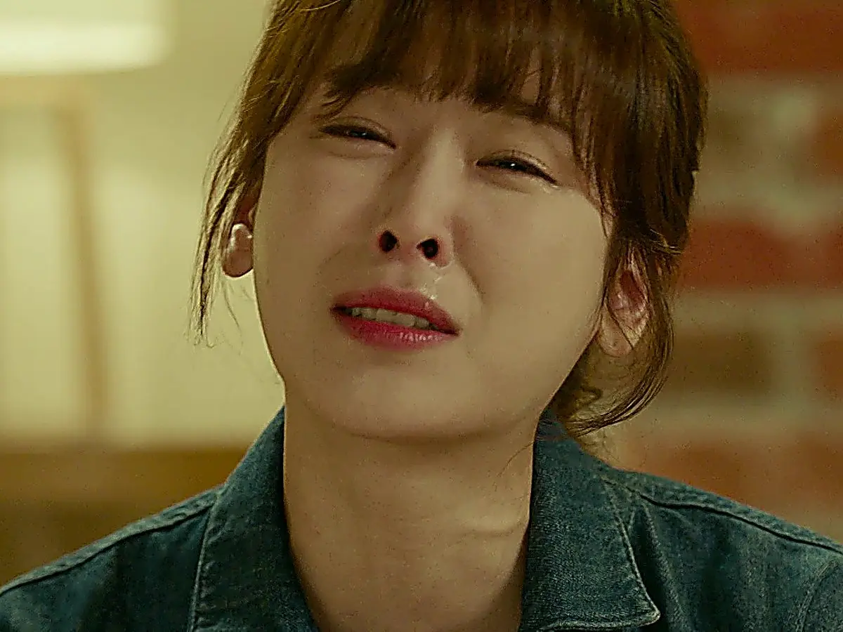 Oh Hae-young wearing a relaxed denim jacket over a striped t-shirt