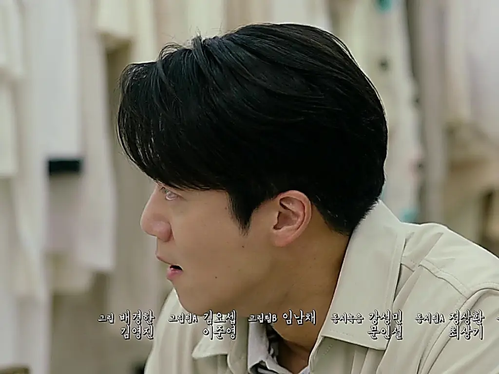 Gyu-rim wearing a leopard print blouse while confronting Mu-jin at his restaurant