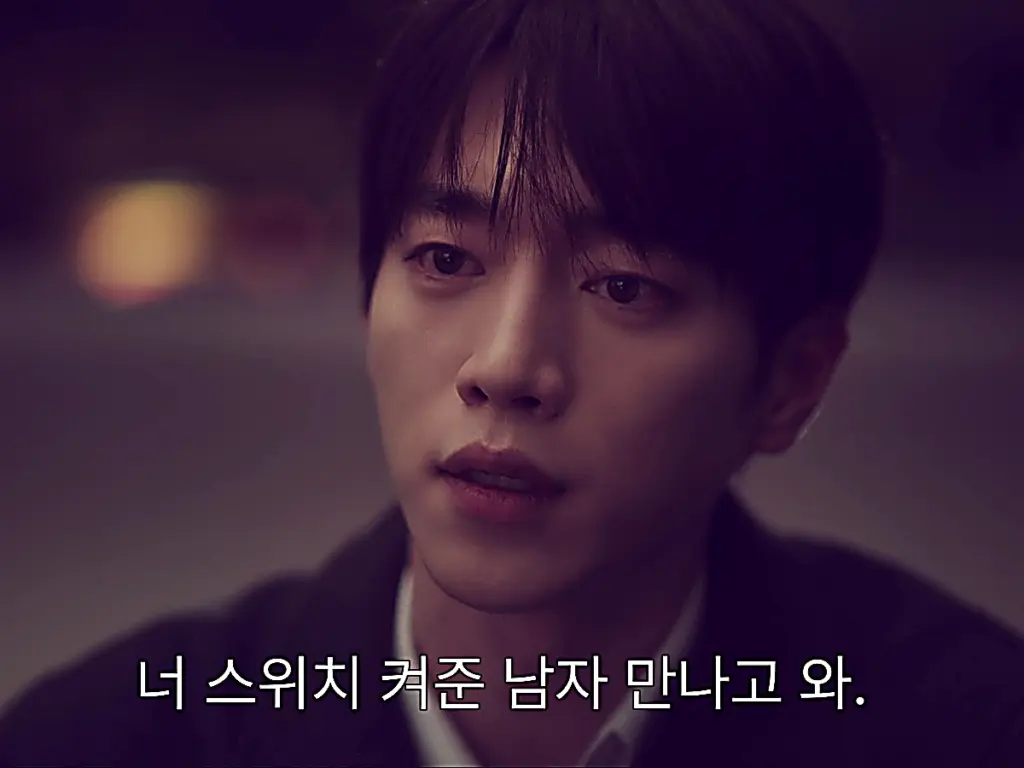 Namgoong Ho speaking to Lee Mi-do under the streetlamp at the end of Episode 7