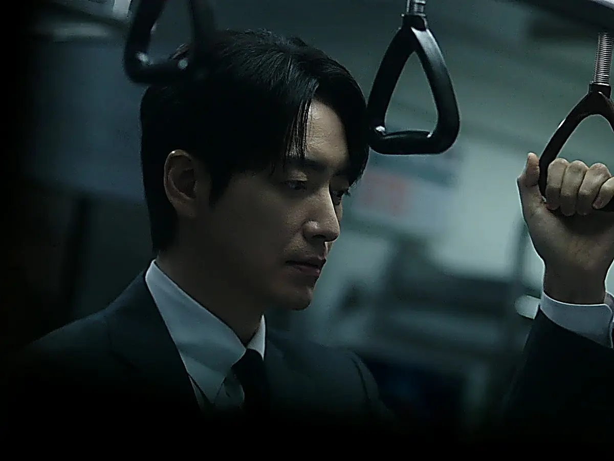 Gong Eun-tae reflects on his missteps during a crowded subway commute home