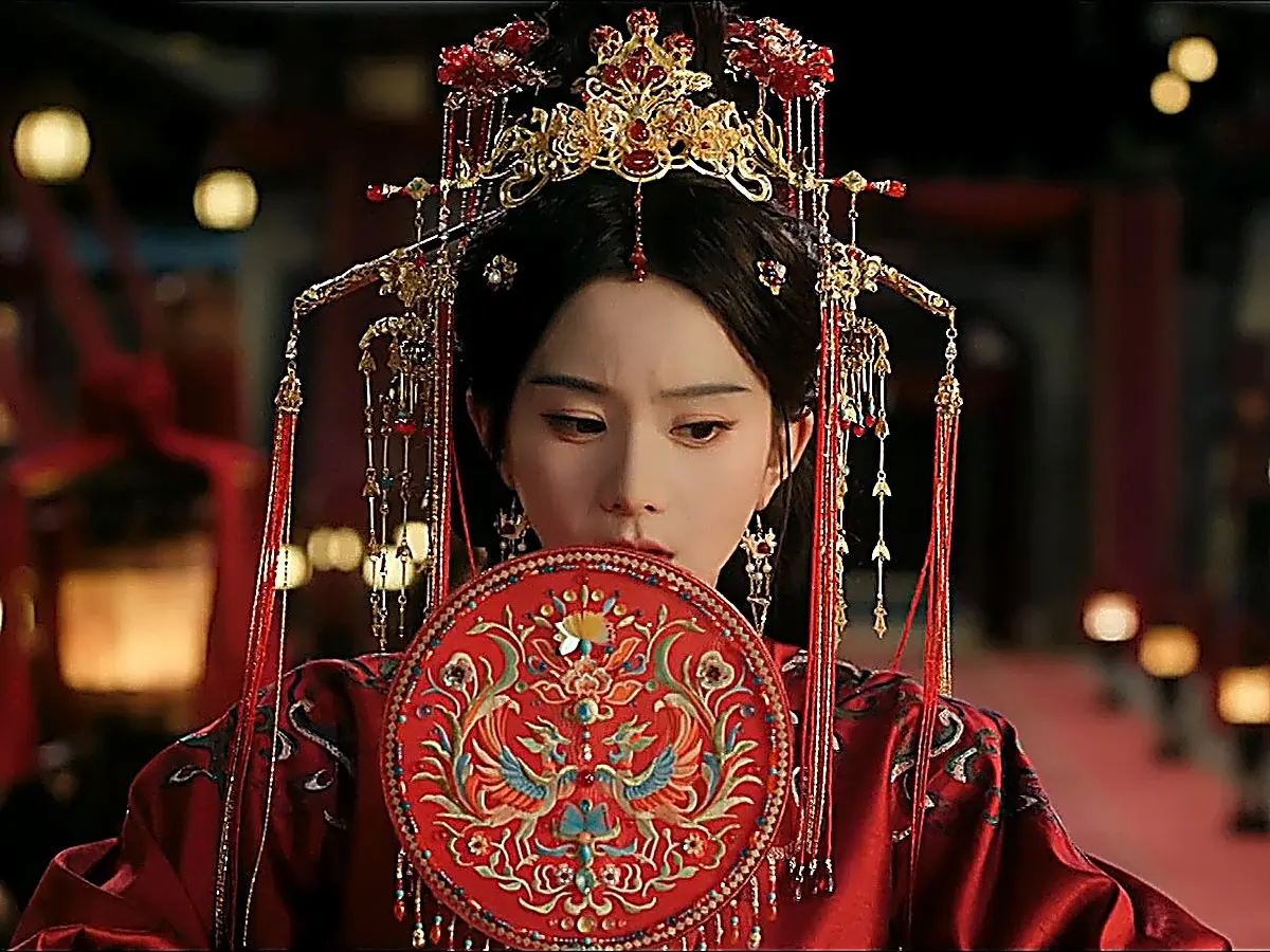 Princess Pingning performing the ceremonial bow under heavy bridal regalia
