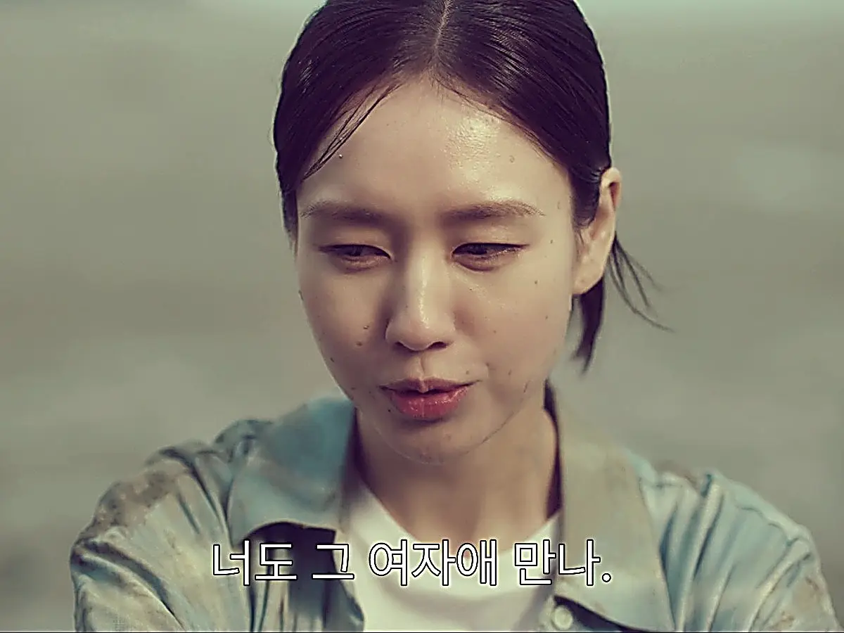 Lee Mi-do and Namgoong Ho sitting back to back in the mud