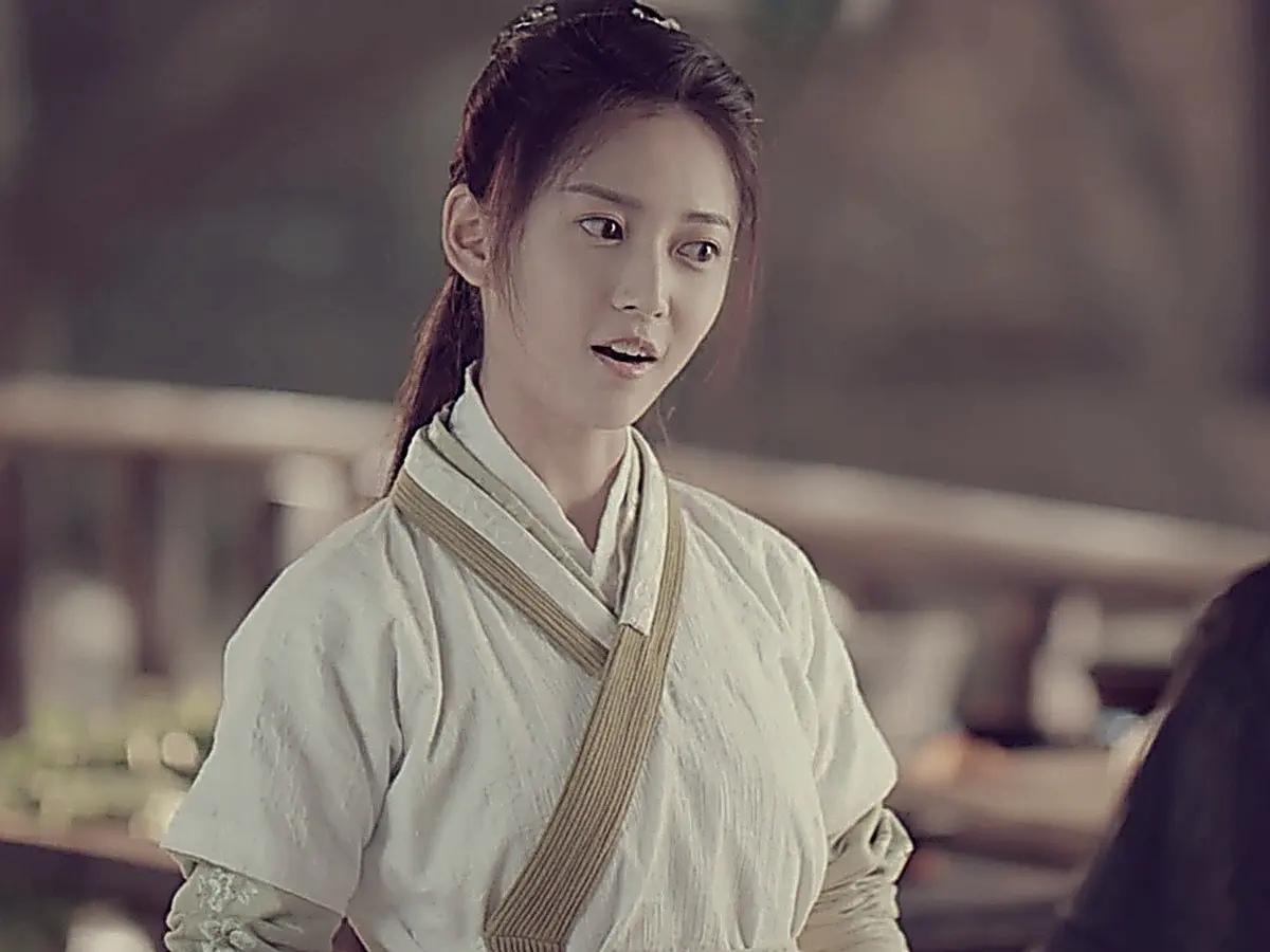 Chong Xuezhi smiling while preparing a meal in plain clothes