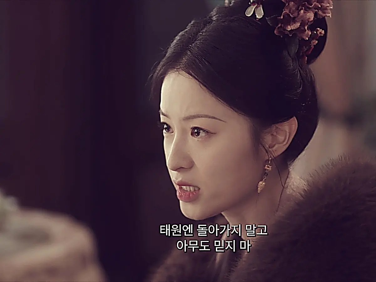 Jin Miaocui wearing a dark fur wrap and floral hair accessories