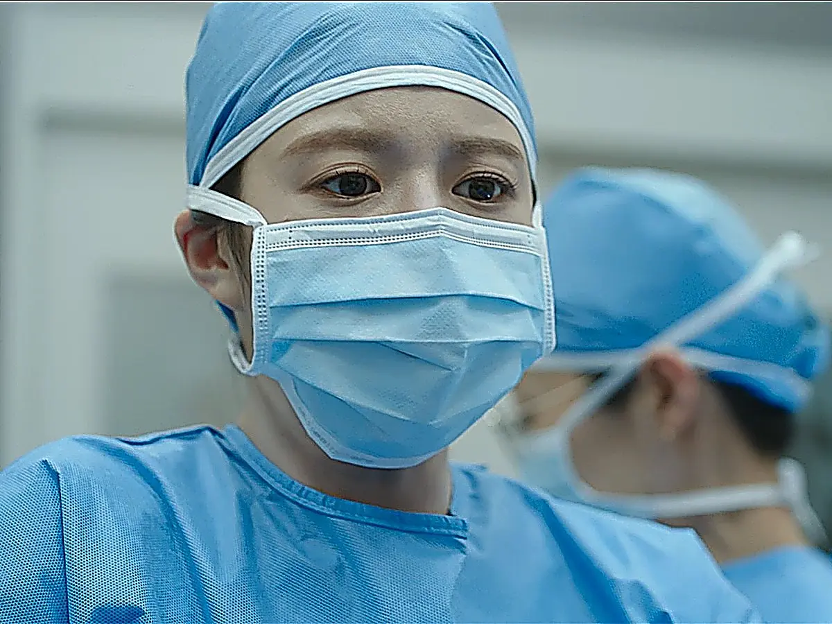 Oh Yi-young carefully delivering a newborn in the delivery suite