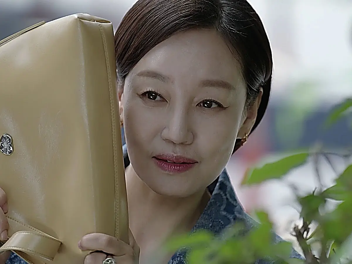 Hong Ok-seon quietly smiling after speaking with Han-gyeol