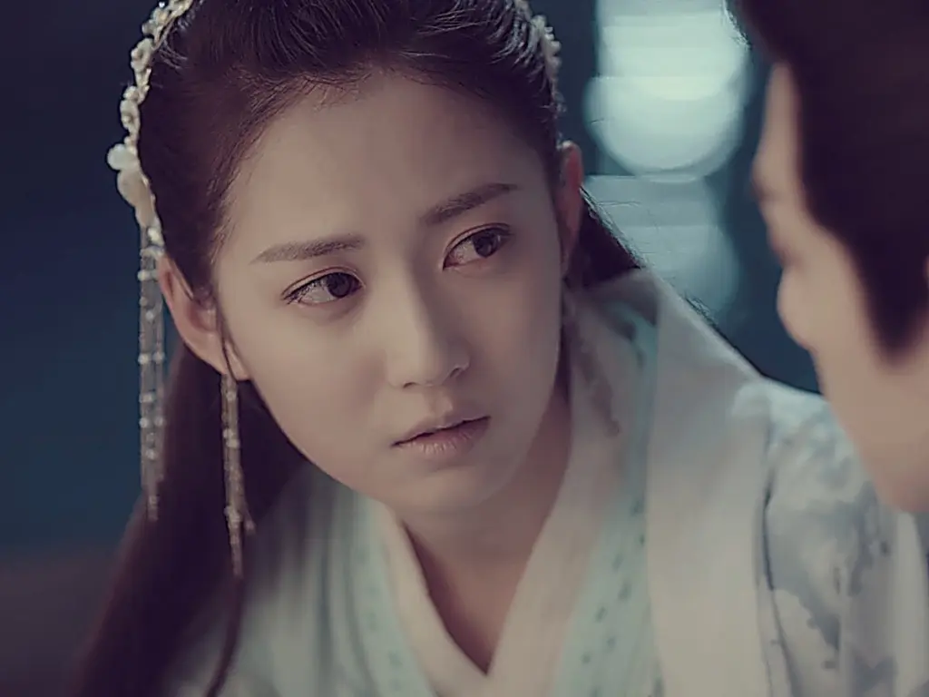 Chong Xuezhi gazes affectionately at Shangguan Tou after waking up