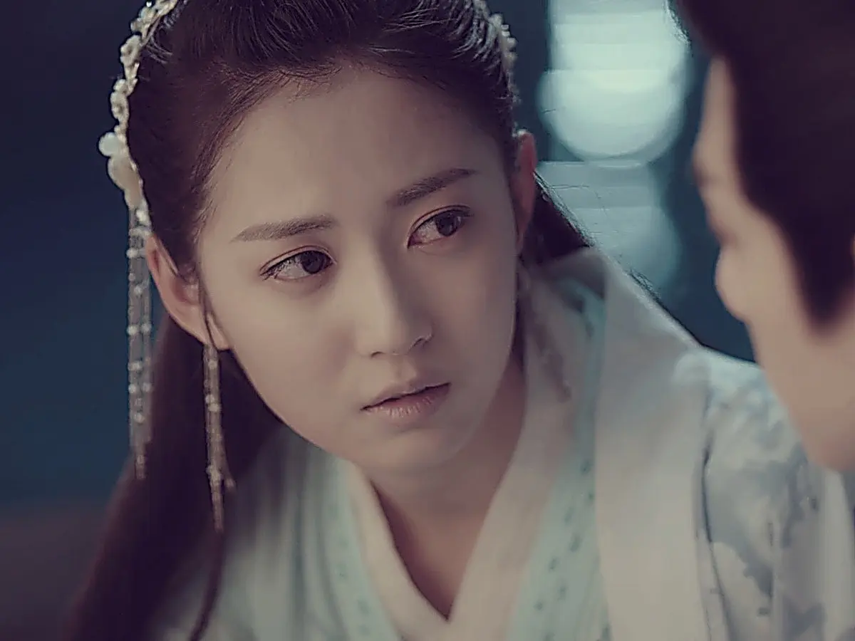Chong Xuezhi gazes affectionately at Shangguan Tou after waking up