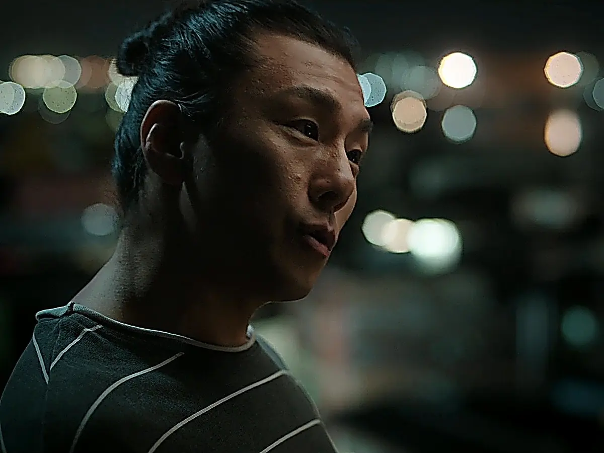 Older brother Eun-seok asks Eun-tae for a substantial factory loan on the rooftop