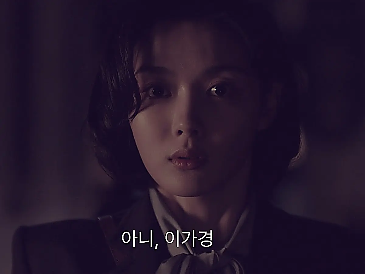 Lee Ga-gyeong held at gunpoint in an alleyway during 100 Days of Lies Episode 3