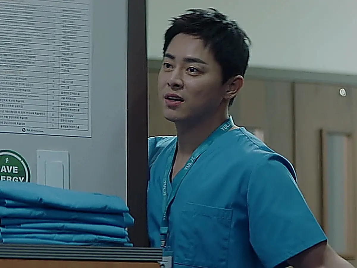 Lee Ik-jun playing a hallway prank on Yang Seok-hyeong