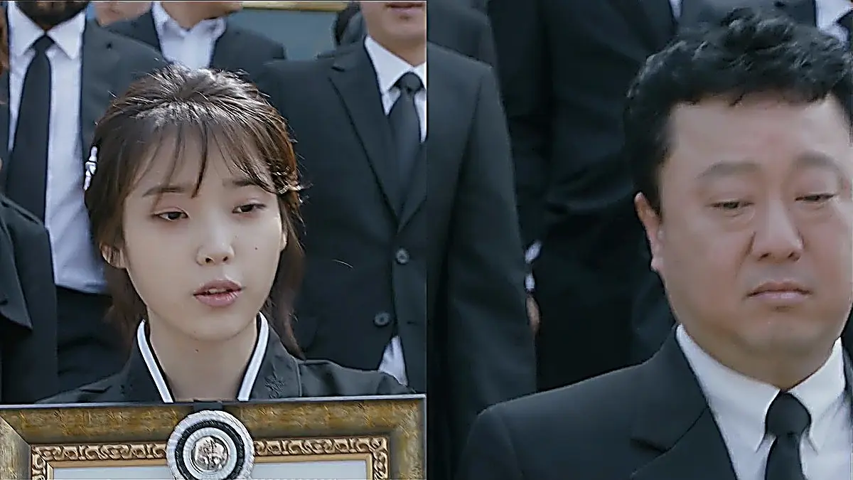 Ji-an walking alongside the Huigye-dong neighbors holding the memorial portrait