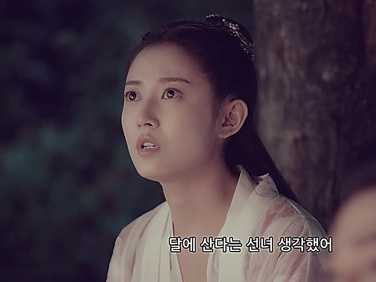 Chong Xuezhi gazes at the moon while yearning for Shangguan Tou