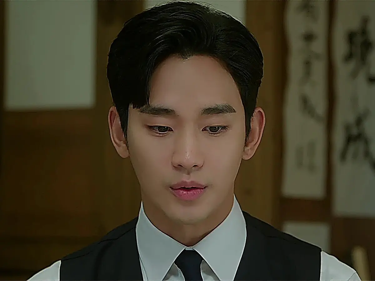 Baek Hyun-woo facing his family in Yongdu-ri to discuss ending the marriage