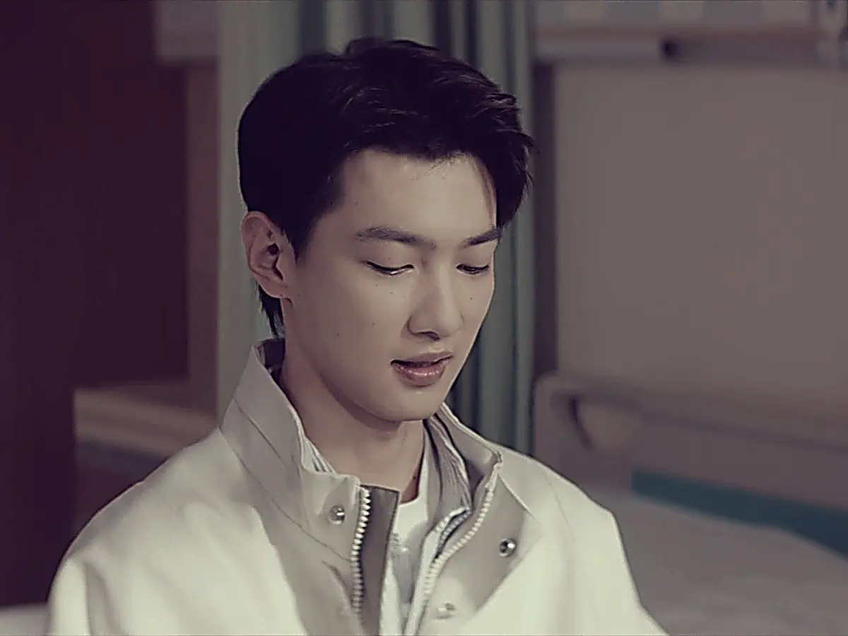 Jiang Yubai in an off-white zip windbreaker in Genius Girlfriend Episode 22