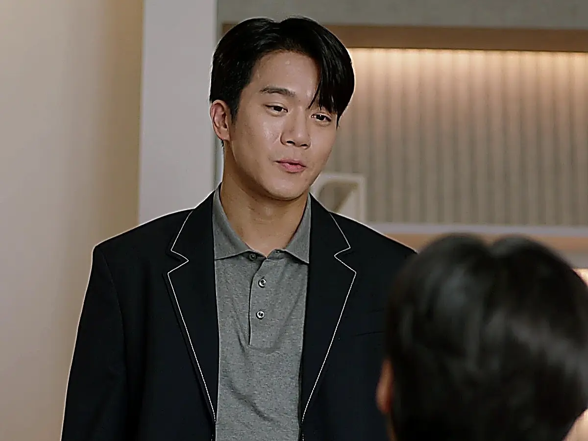 Mu-jin discusses their shared destination with Gyu-o