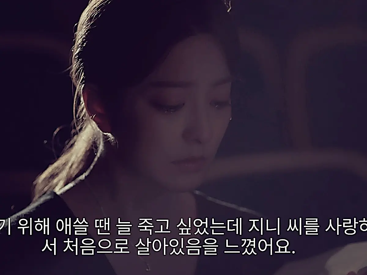 Na Ji-ni weeps in the chapel while holding Ji-hoo's handwritten confession