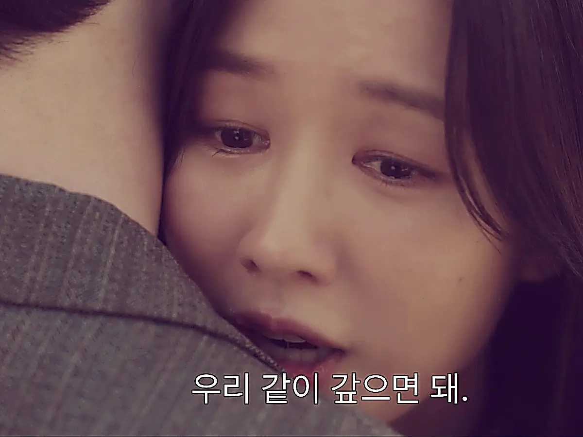 Lee Mi-do embracing Namgoong Ho during their emotional confrontation