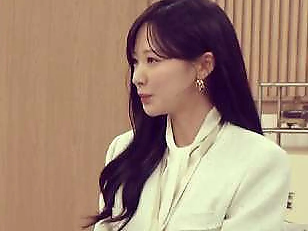 Jeon Jin-hee wearing a tailored cream blazer with gold jewelry during an executive meeting