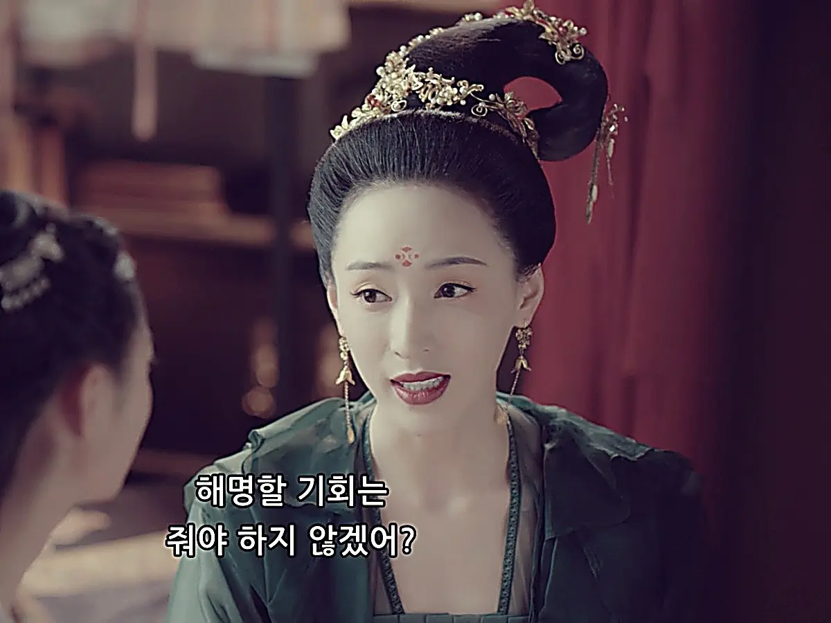 Gu Hongxiu wearing a teal robe and gold hair ornaments