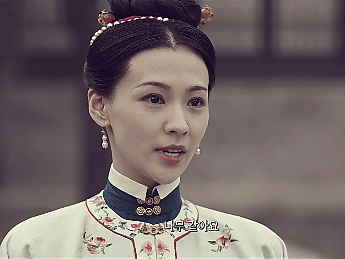 Liu Wan showing embroidered stand collar and floral hair accessories in Under the Moonlight Episode 22