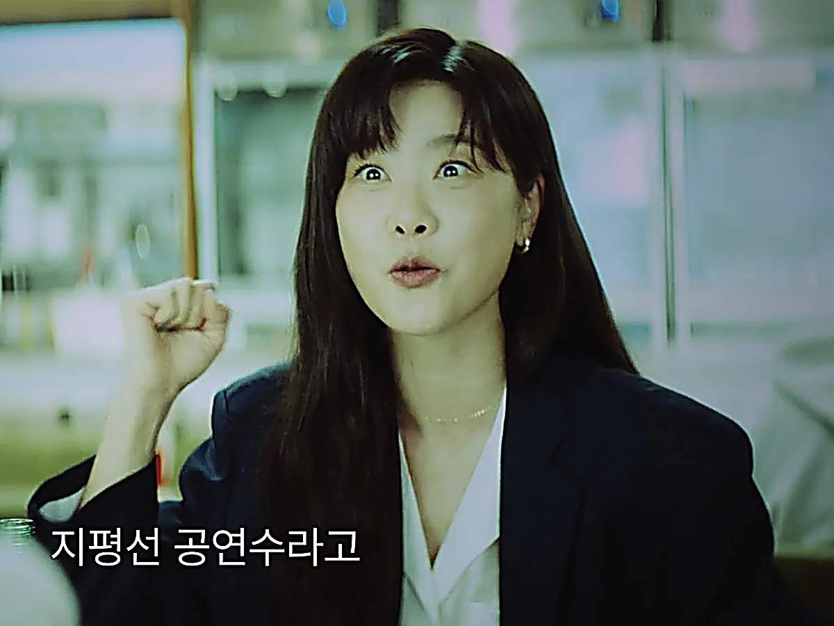 Jin Se-ra holding a beer glass while motivating Gong Yeon-soo