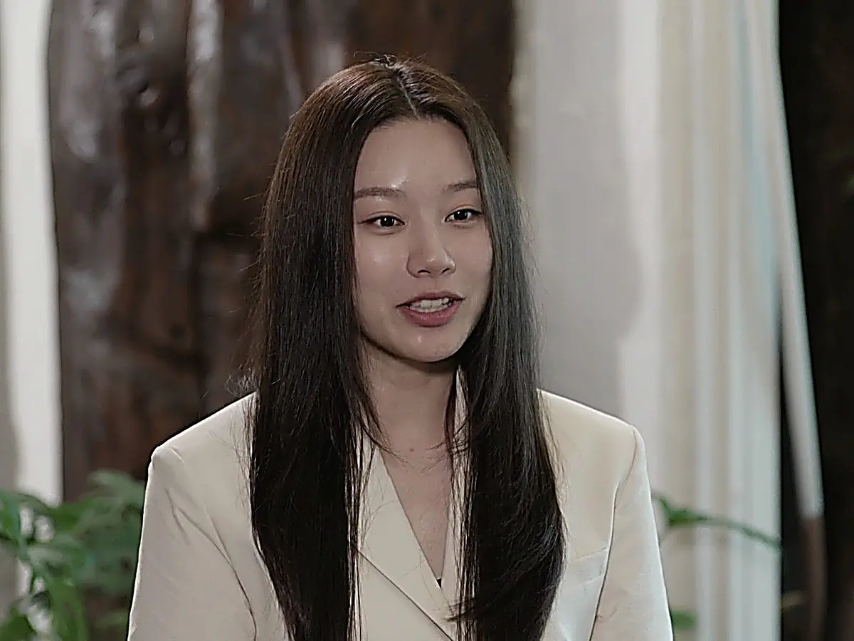 Han Gyu-young sitting across from her estranged mother