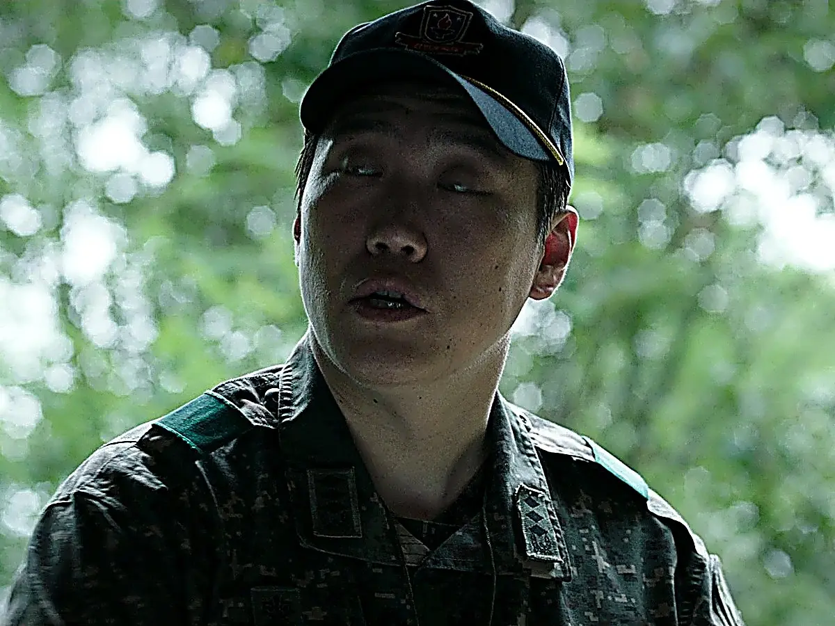 Company commander ordering emergency medical escort for recruit Park Min-seok