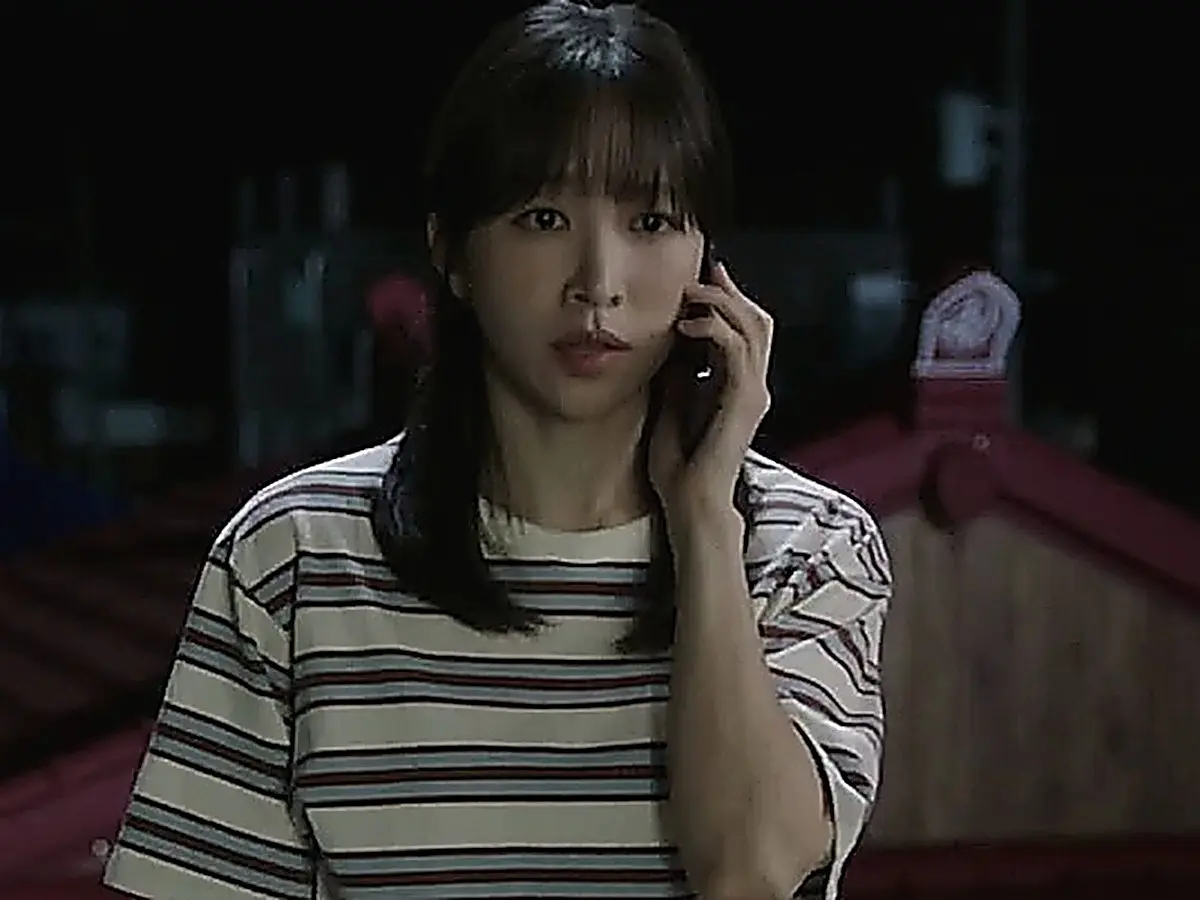 Han Gyu-rim pleading on the rooftop