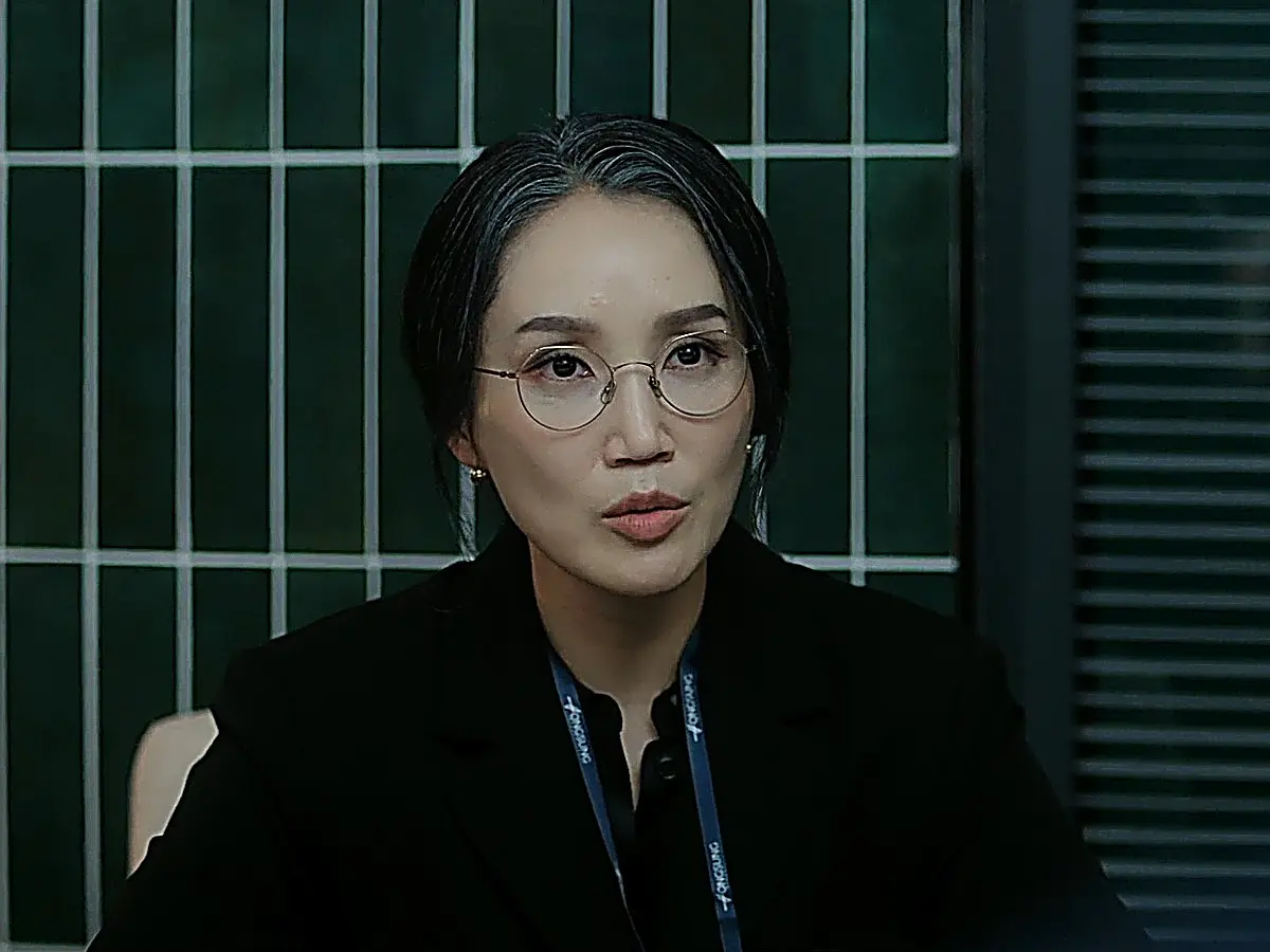 Director Park Hyun-sook ordering the complete withdrawal of department store floor spaces