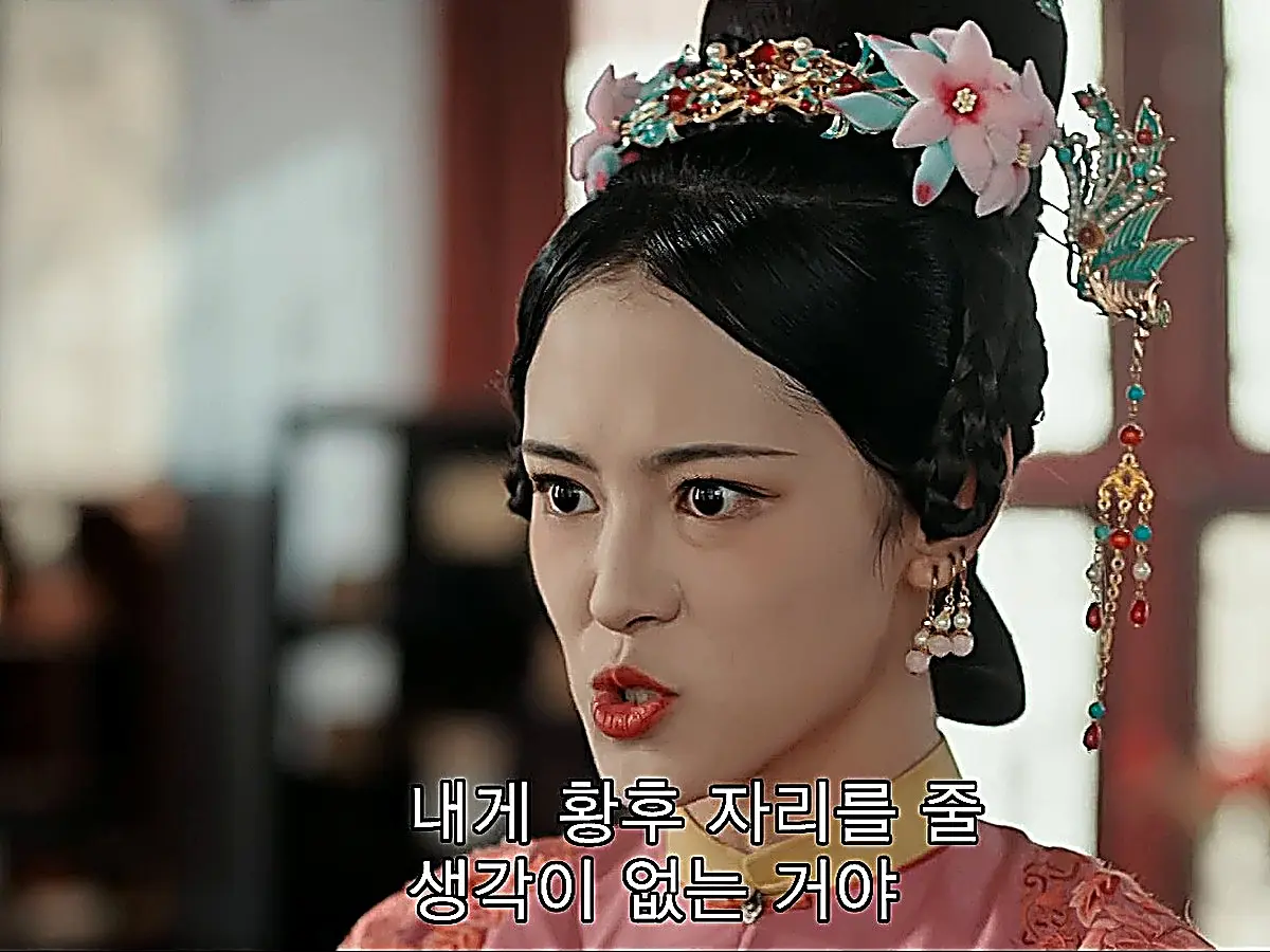 Noble Consort Lan wearing sculpted lotus hairpins and pink court robe