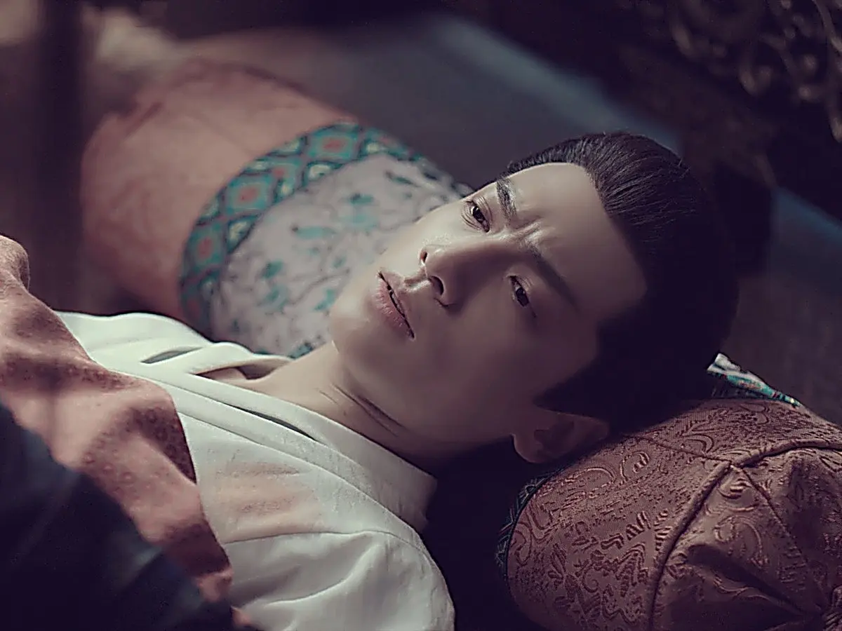 Shangguan Tou awakens in the Crown Prince residence after surviving his cliff fall