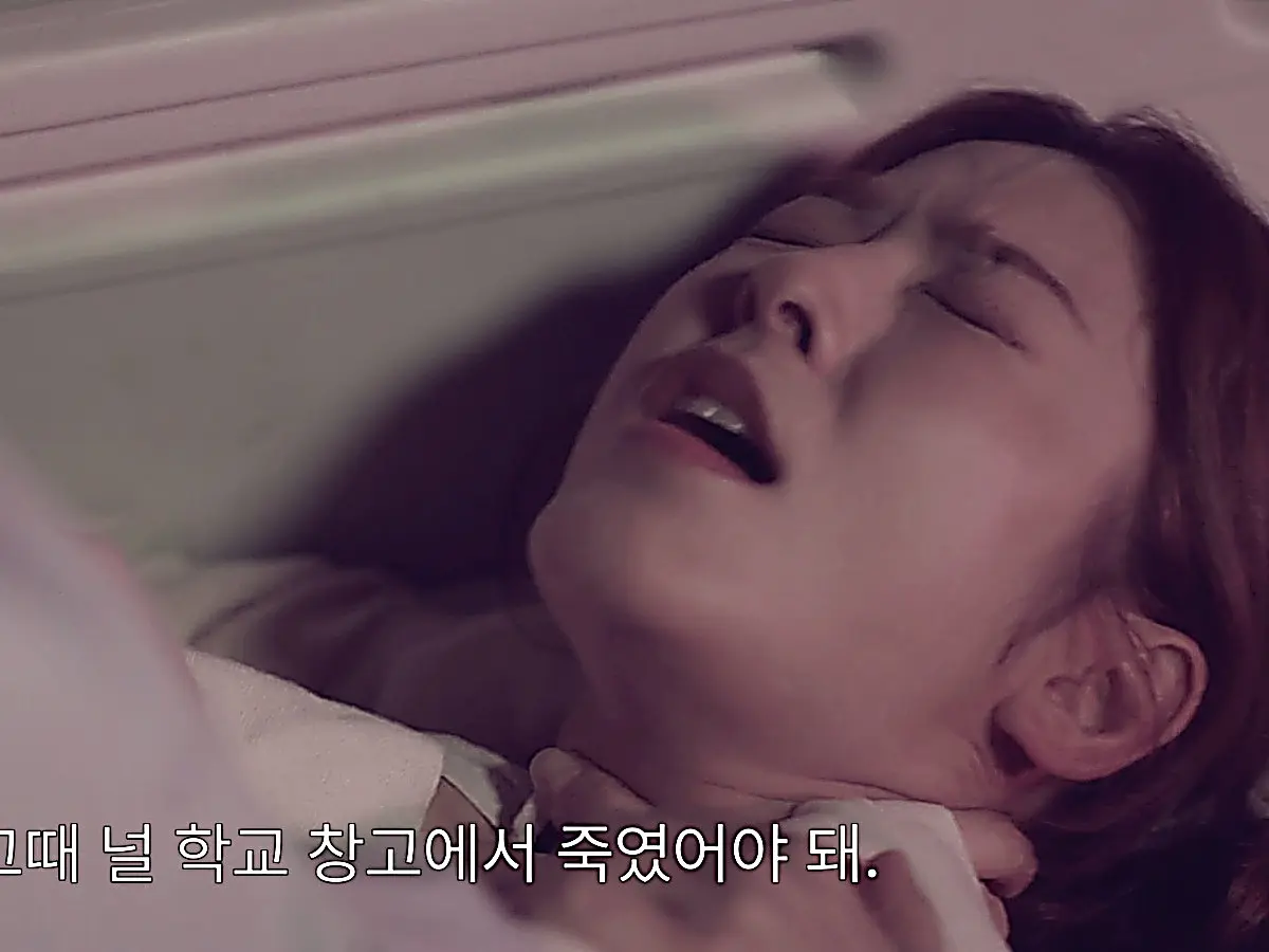Do Do-hee lunges at Na Ji-ni with murderous intent on the hospital roof