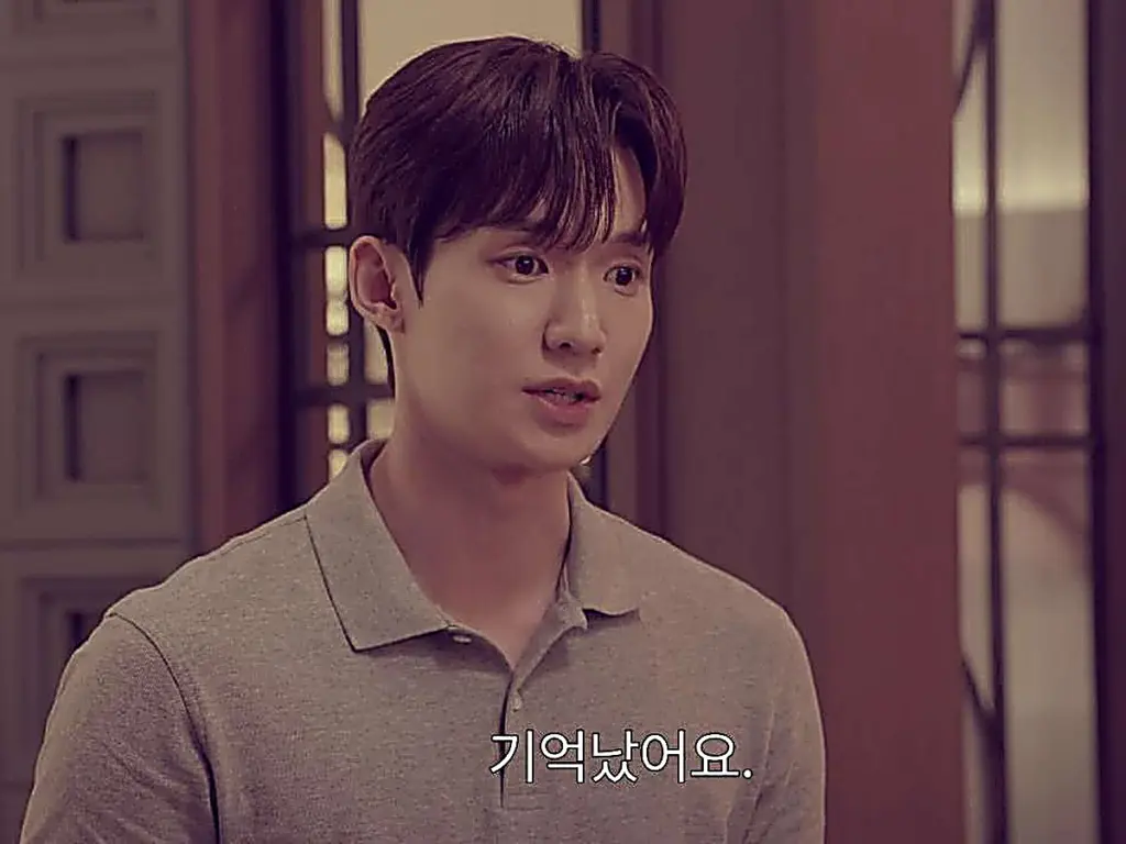 Lim Ji-hoo wearing a heather grey knit polo shirt with a collared neckline in Episode 67