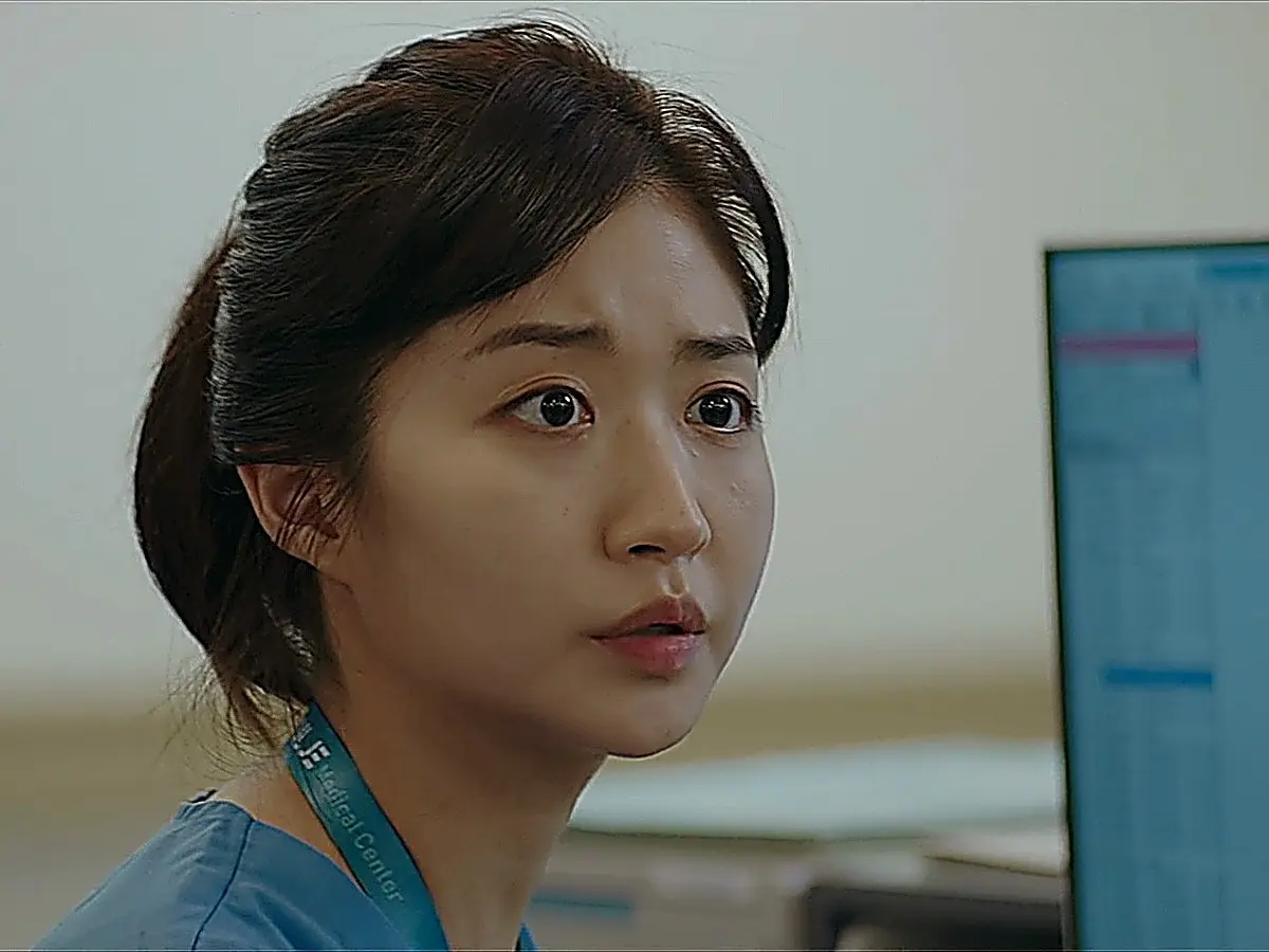 Fellow Hwang Ji-woo reporting an acute bleed to the surgical team