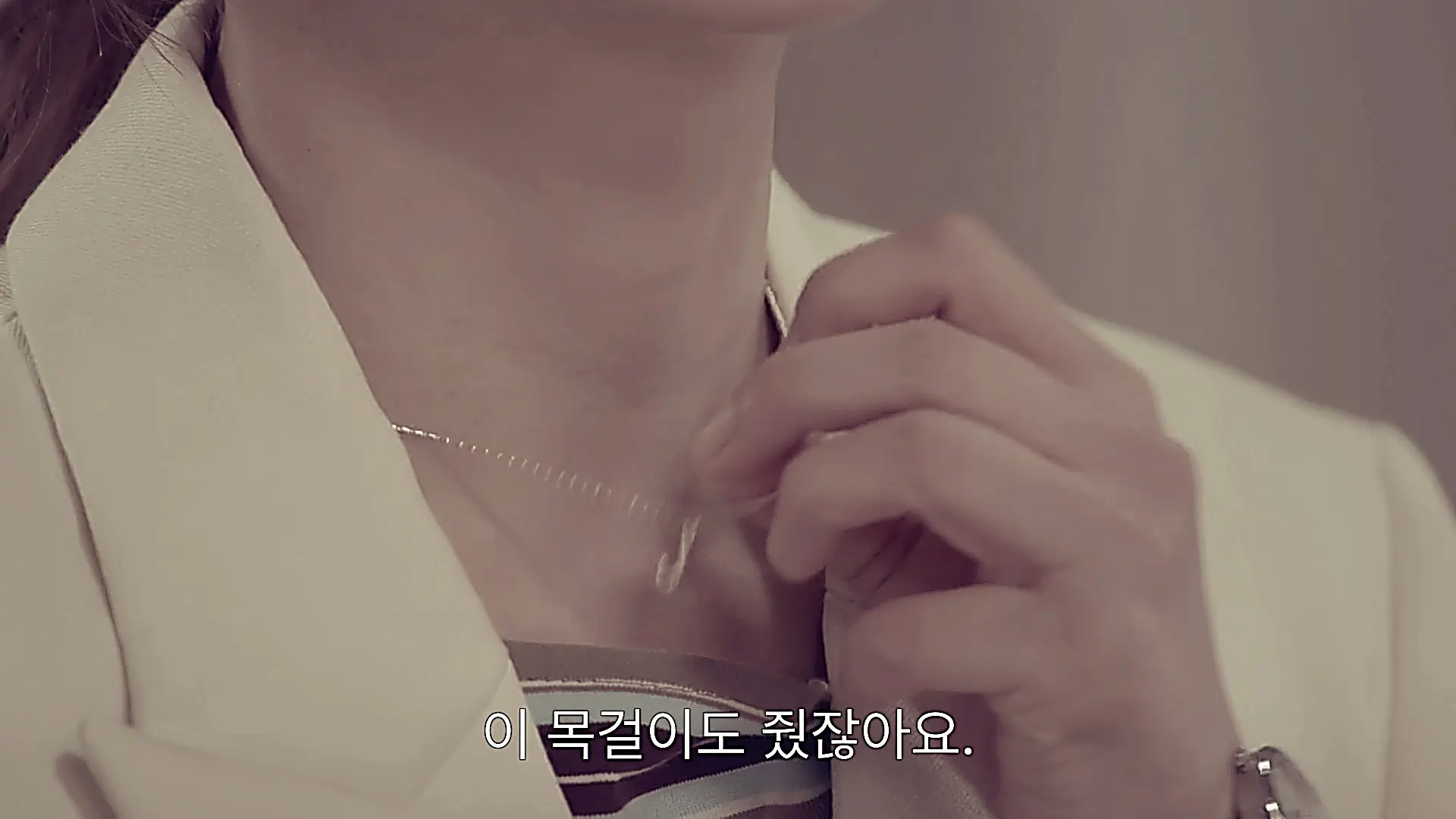 Na Ji-ni displays the necklace to awaken Ji-hoo's memory