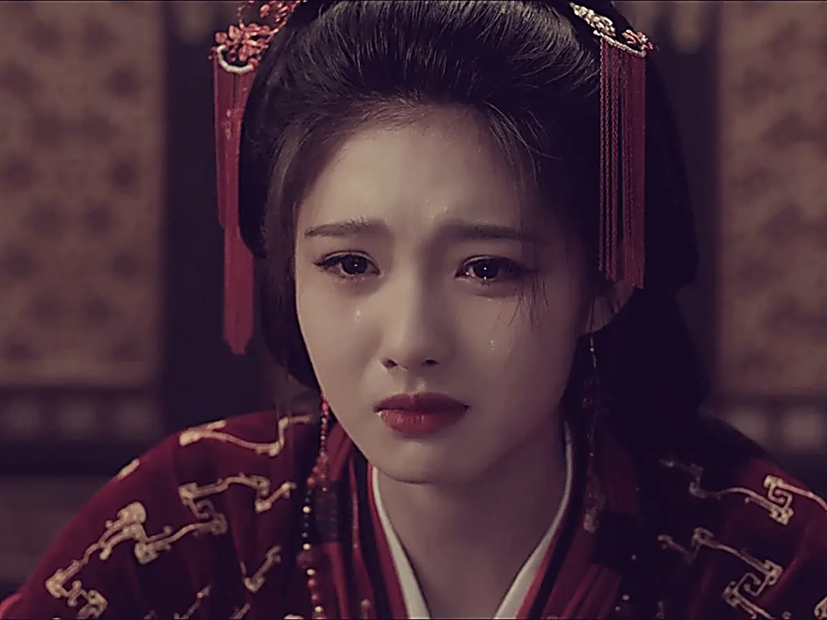 Xie Jiayu wearing crimson embroidered robes with red tassel hair ornaments